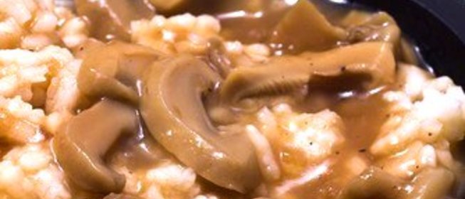 Густой грибной соус с красным вином и чесноком