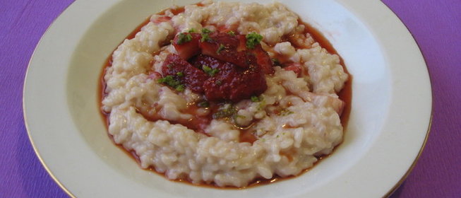 Рисовая каша с клубникой и кокосовым молоком