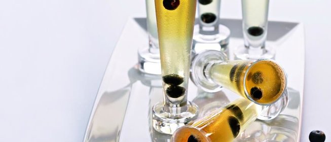 Желе из шампанского с голубикой