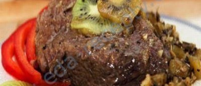 Свинина в соусе киви с вином