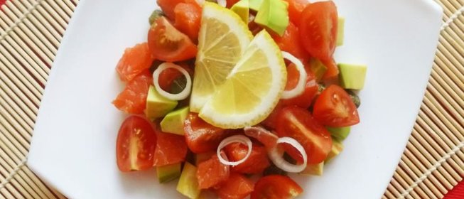 Салат с семгой, авокадо и каперсами