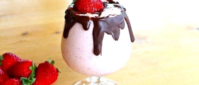 Клубничный коктейль в шоколаде