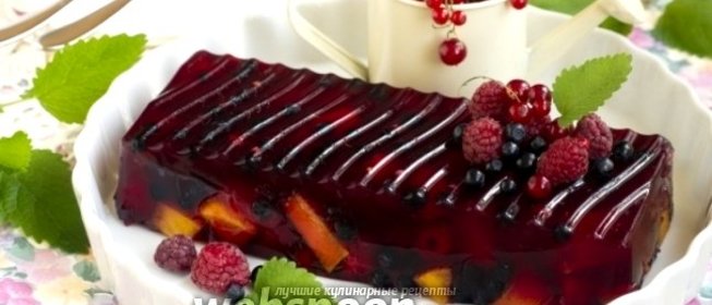 Желе с ягодами и персиками