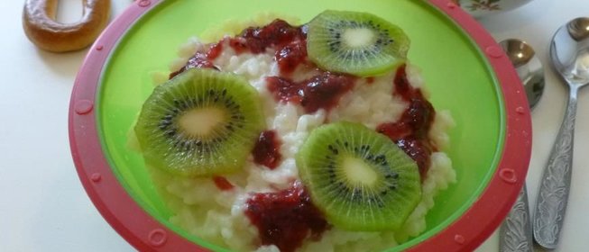Рисовая каша с соусом из киви и крыжовника