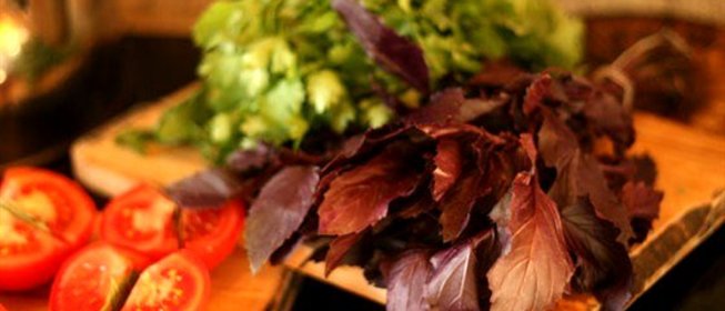 Помидоры с луком-пореем и бальзамическим уксусом