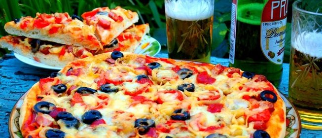 Пицца с егерскими колбасками и помидорами черри