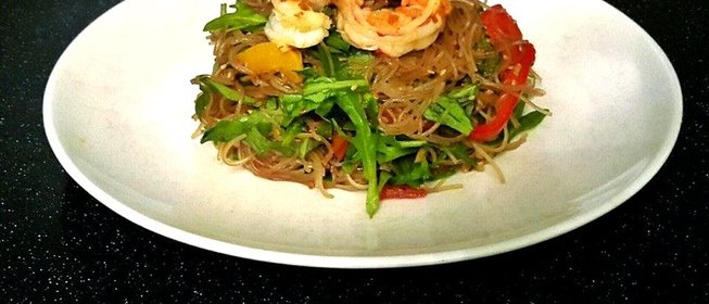 Рисовая лапша с рукколой и креветками
