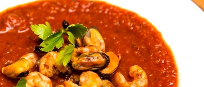 Итальянский томатный суп с морепродуктами