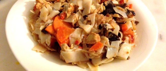 Рисовая лапша с курицей и древесными грибами