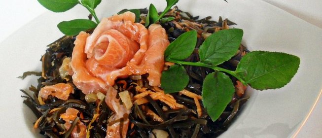 Салат из морской капусты с семгой