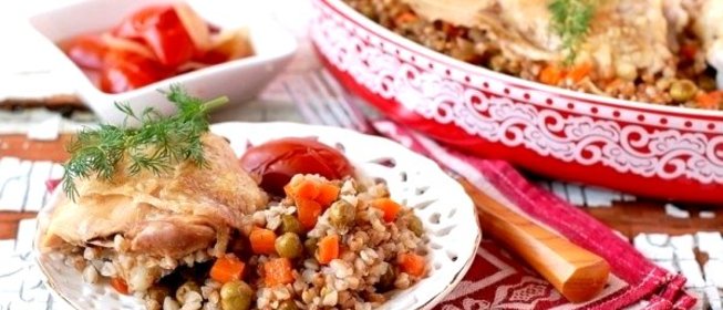 Гречневая каша с курицей и овощами под фольгой