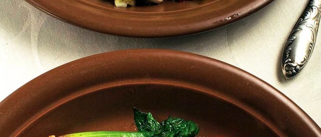 Шпинат с помидорами и чесноком