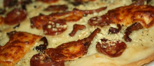 Пицца с лисичками и сыровяленой колбасой