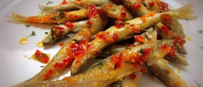 Корюшка жареная, приправленная сладким соусом чили с ароматным тимьяном