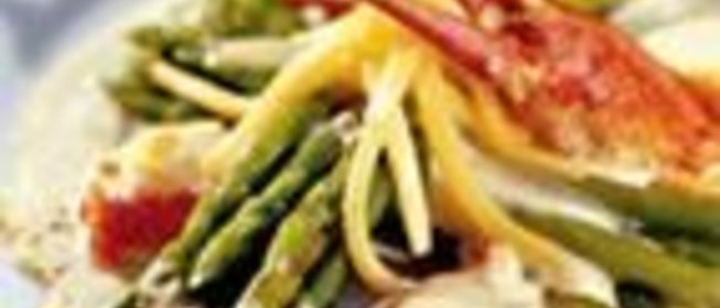 Спаржа с лобстером в сливочно-апельсиновом соусе