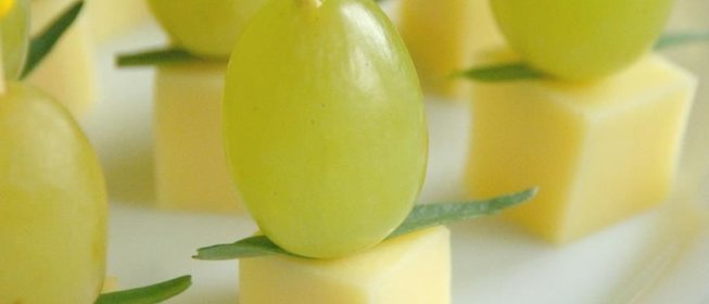 Закуска из сыра и винограда на шпажках