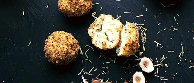 Картофельные шарики с розмарином и чесноком