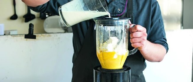 Манговый молочный коктейль