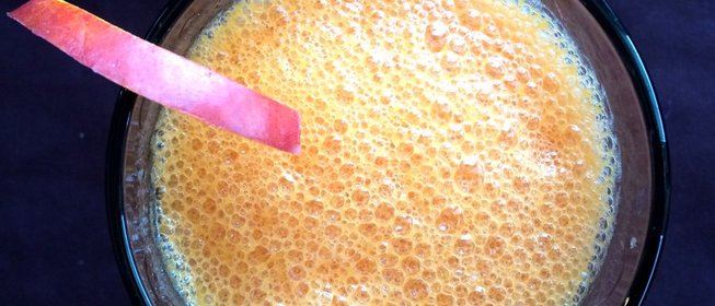 Нектариновый смузи с ягодами годжи