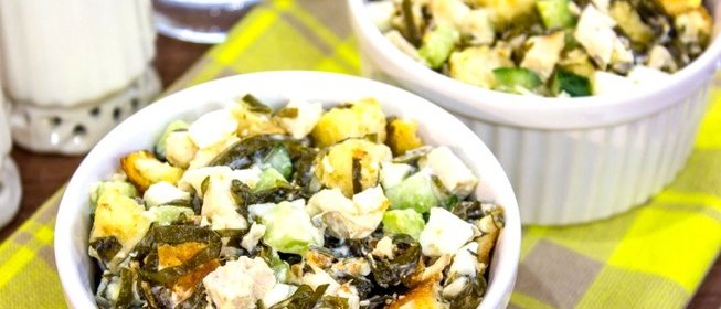 Салат с морской капустой, куриным филе и сухариками