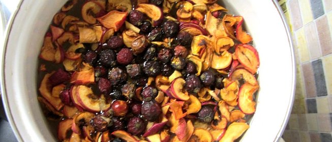 Компот из шиповника и сушеных яблок