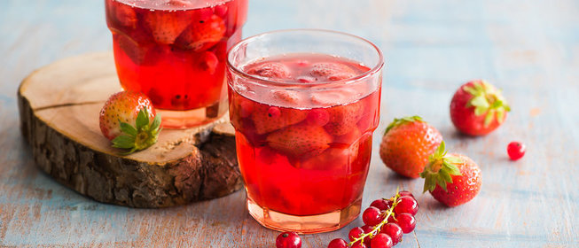 Клубничный компот с красной смородиной