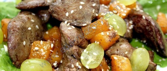 Теплый осенний салат с куриной печенью и тыквой
