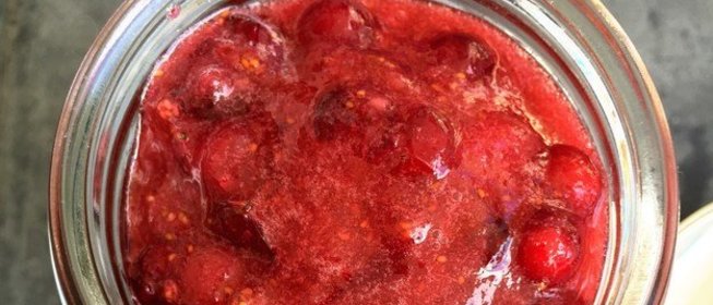 Соус из брусники и можжевельника