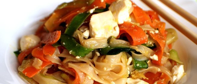 Рисовая лапша с тофу и овощами