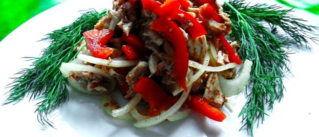 Острый салат с курицей и болгарским перцем