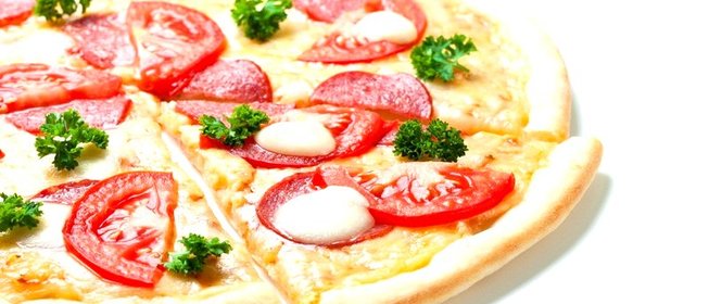 Пицца с моцареллой и колбасой