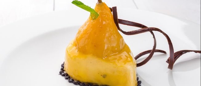 Груша с карамельным муссом и шоколадной конфетой на хрустящем пралине