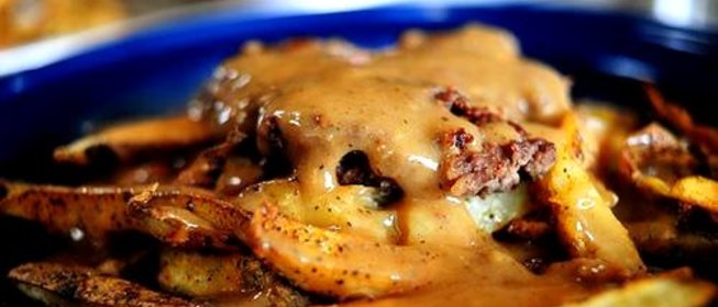 Говядина с картофелем-фри и соусом