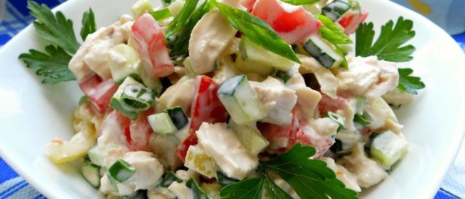 Салат с курицей и помидорами