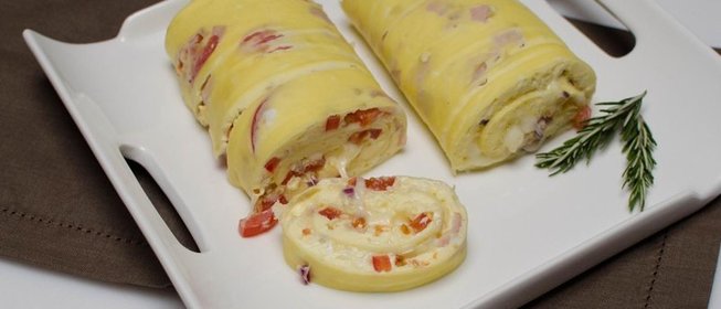 Рулет из омлета с сыром