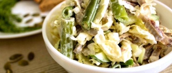 Салат с куриными желудками и пекинской капустой