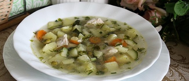Куриный суп с цукини и зеленым горошком