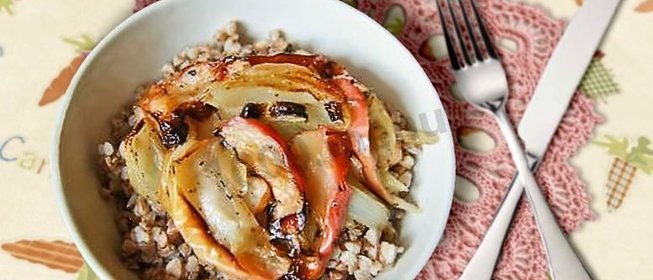 Гречневая каша с луково-яблочной пассеровкой