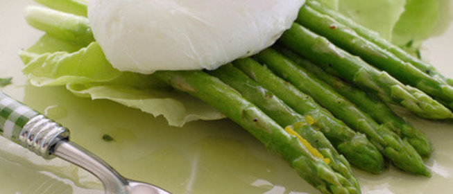 Спаржа с яйцами-пашот