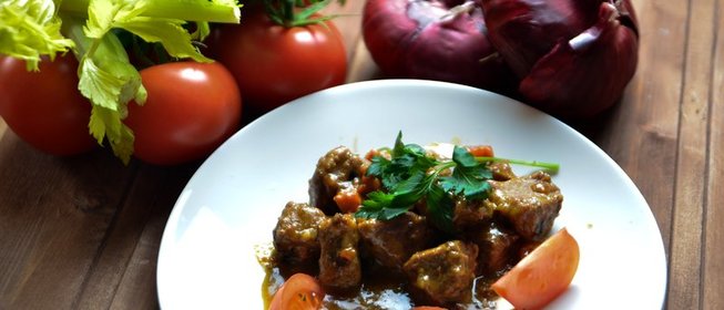 Тушеная говядина с овощами и панчеттой в карри