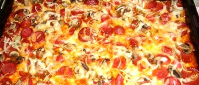 Домашняя пицца с колбасой