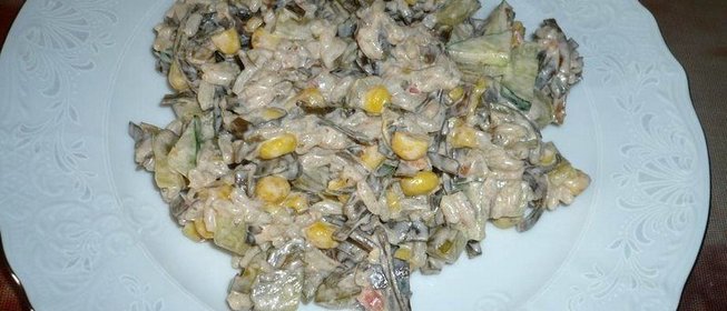 Салат с морской капустой и кукурузой