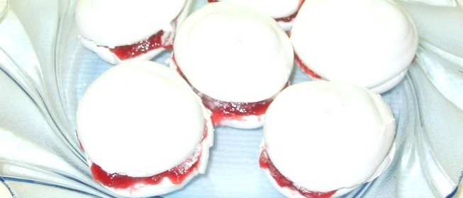 Меренги с малиновым джемом