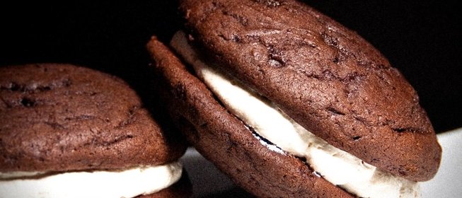 Печенье шоколадное с ванильной прослойкой