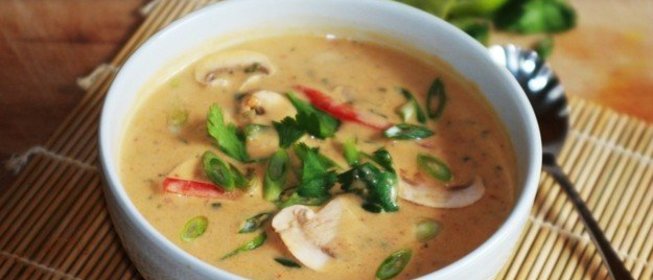 Куриный суп с грибами и перцем чили