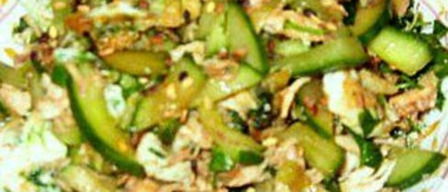 Салат с курицей и огурцами в восточном стиле