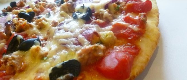 Мясная пицца с колбасками