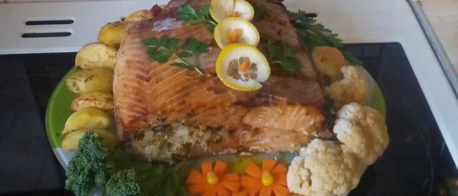 Кета в собственном соку, фаршированная рисом и грибами