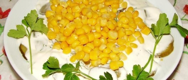 Салат с курицей и грибами и маринованными огурцами