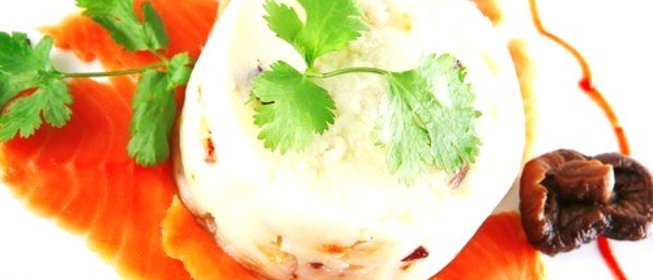 Холодная закуска из копченого лосося с творожным сыром